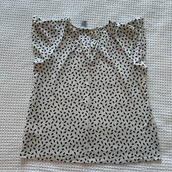 H&M Blouse Women’s Size S White Black Dot Print Flutter Cap Sleeve Lightweight - Picture 4 of 10